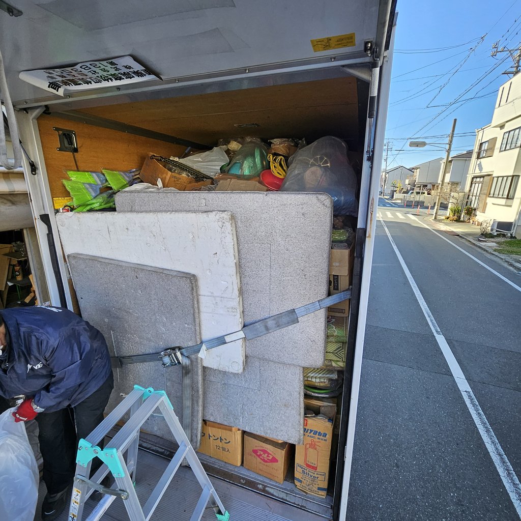 店頭で買取商品をトラックへ積み込んでいる様子
