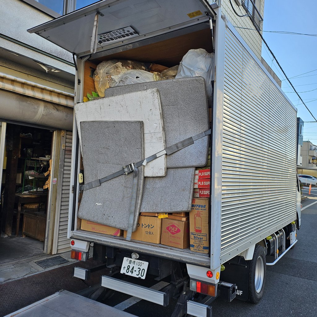 買取商品の積み込みを終えたトラック